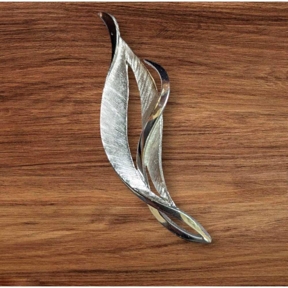 Vintage Crown Trifari Silver-Tone‎ Abstract Swirl Pin Brooch leaf
